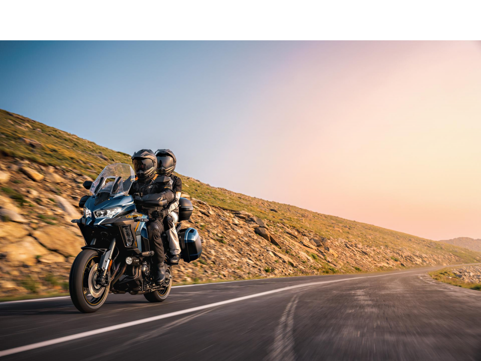 Мотоцикл KAWASAKI Versus 1100 SE (Metallic Deep Blue / Metallic Diablo Black) 2026